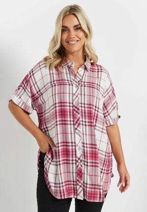 Camisa de cuadros en tonos rosa y blanco, con botones, mangas cortas, dobladillo redondeado y bolsillos laterales, que presenta una textura de tela suave y ligera.