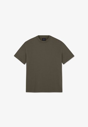 Szara koszulka z krótkim rękawem, okrągłym dekoltem, w luźnym kroju. Wykonana z bawełny, o gładkiej fakturze. W połączeniu z jasnoniebieskimi dżinsami.