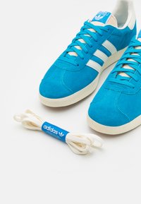adidas Originals GAZELLE - Zapatillas - bold aqua/off-white/cream white/ turquesa - Zalando.es