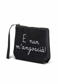 Zwarte ritszak met polsband, voorzien van handgeschreven witte tekst in het Italiaans: "E nun m'angoscià!"