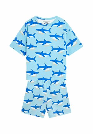 Børnesæt med pyjamas bestående af en lyseblå bund med et gentaget hajmønster i blå og hvid. Kortærmet top med matchende shorts.