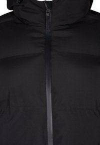 Veste isolée noire avec fermeture éclair, col haut et extérieur texturé. Dispose d'une finition mate et de fermetures éclair dissimulées.
