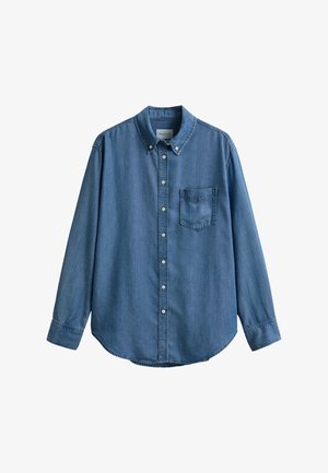 Blauw denim overhemd met lange mouwen, borstzak en knoopsluiting aan de kraag, afgebeeld op een witte achtergrond.