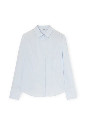 Camisa de cuello celeste con rayas verticales blancas, de manga larga, con tapeta frontal y puños redondeados. Tejido suave con un corte ajustado.