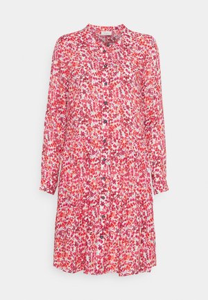 Vestido de manga larga con botones, con estampado floral rojo y rosa y falda ligeramente acampanada sobre fondo blanco.
