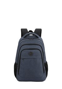 Sac à dos en tissu bleu foncé avec des accents noirs, présentant un sommet arrondi, plusieurs compartiments zippés et des poches en mesh sur les côtés pour bouteilles d'eau.