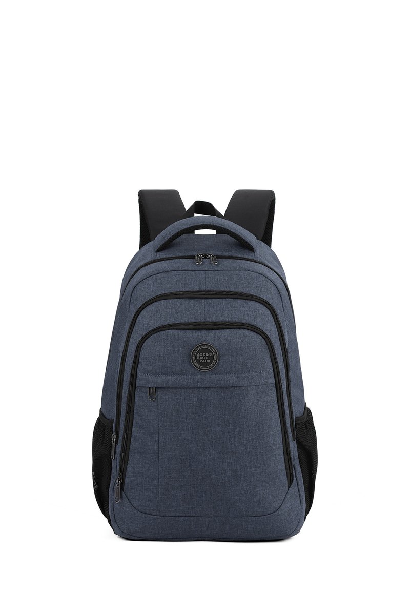 Sac à dos en tissu bleu foncé avec des accents noirs, présentant un sommet arrondi, plusieurs compartiments zippés et des poches en mesh sur les côtés pour bouteilles d'eau.