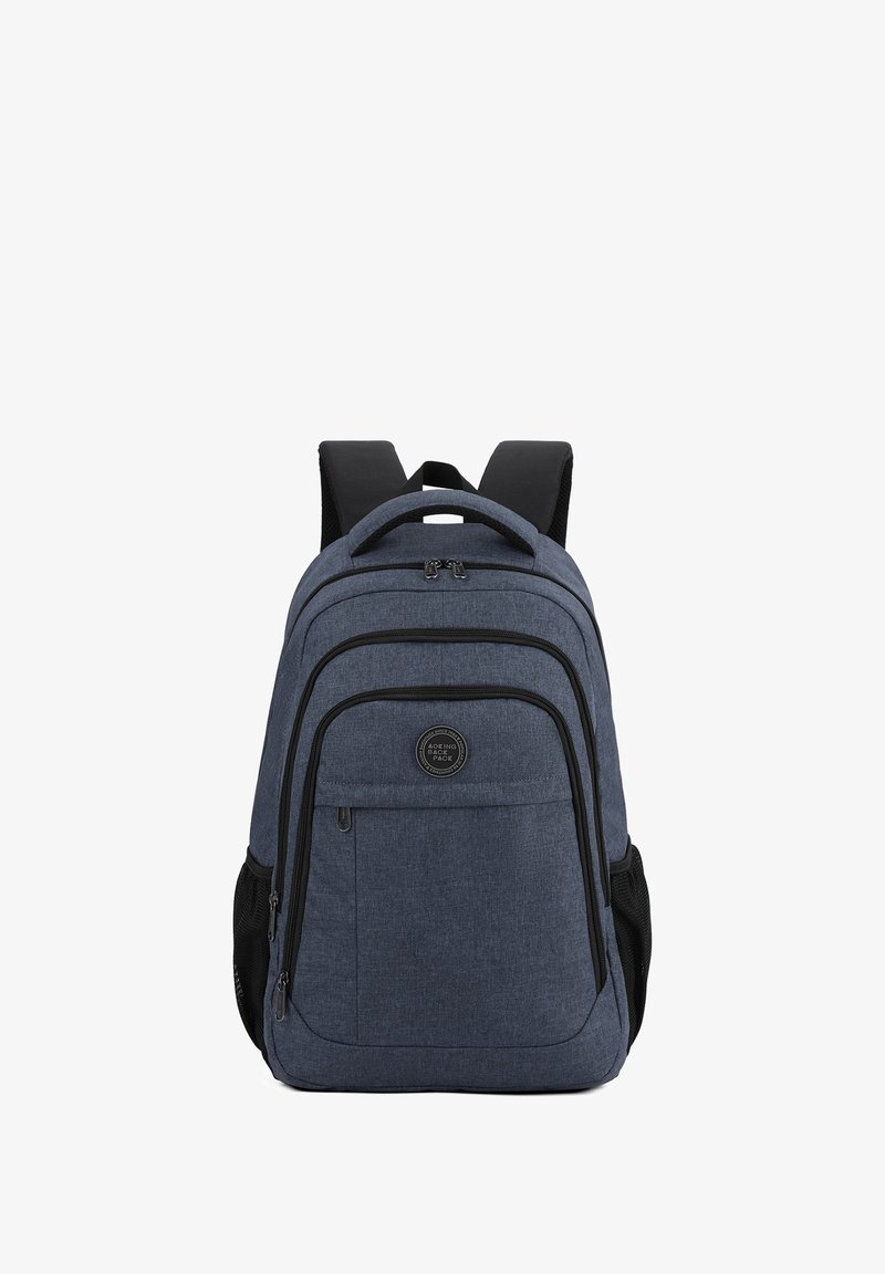 Zaino in tessuto blu scuro con dettagli neri, dotato di una parte superiore arrotondata, numerosi scomparti con cerniera e tasche laterali in rete per bottiglie d'acqua.