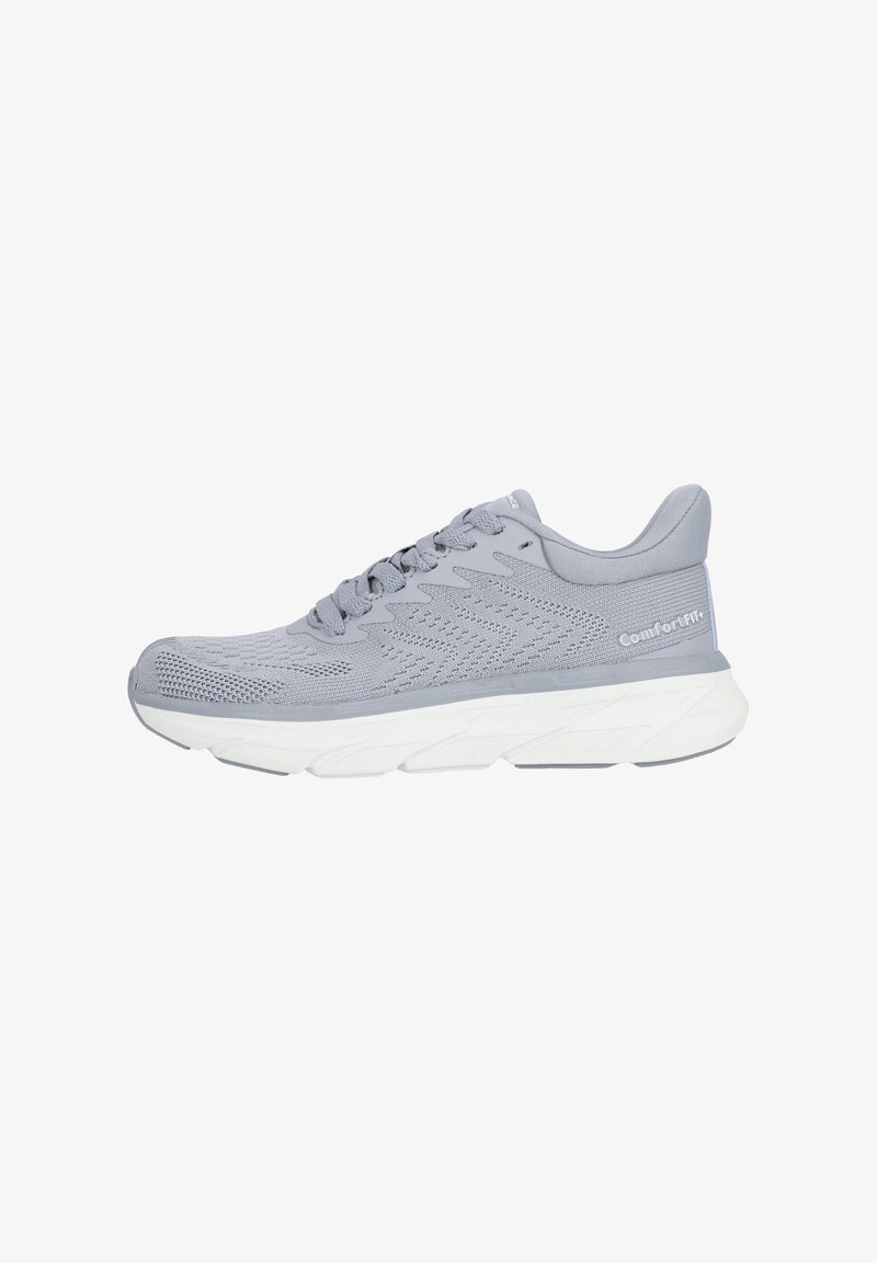 Lichtgrijze sportschoen met een mesh bovenkant, vetersluiting en een dikke witte zool met een golfpatroon. "ComfortFit" logo aan de zijkant.