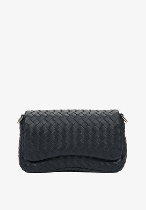 Czarna pleciona kopertówka ze skóry z klapą, charakteryzująca się gładką teksturą i subtelnym połyskiem, ozdobiona metalowymi elementami po bokach.