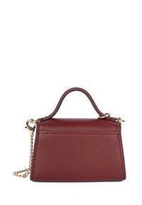 Piccola borsa a mano rettangolare in pelle bordeaux con una finitura texture, manico superiore e dettagli in hardware dorato. Presenta una catena removibile.