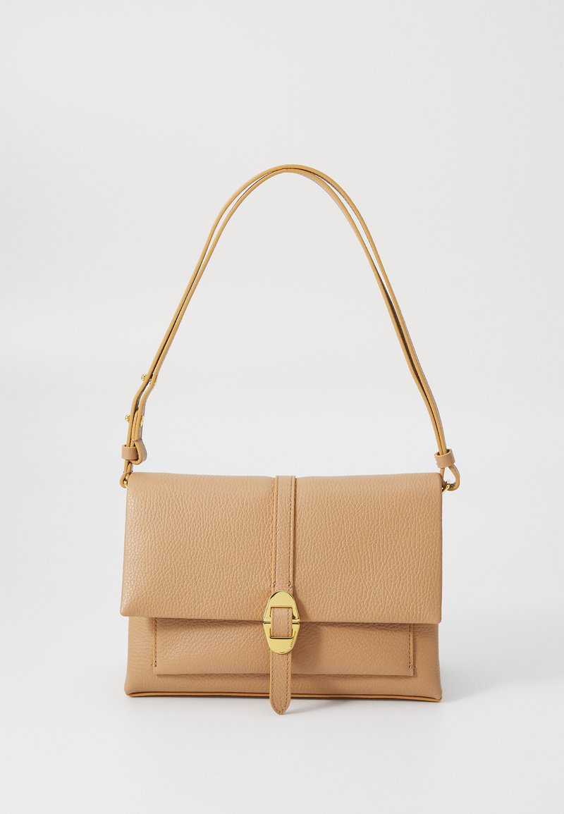 Borsa a tracolla in pelle beige con design strutturato, pattina pieghevole, hardware dorato e tracolla regolabile.