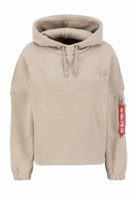 Beige hoodie met een losse pasvorm, trekkoorden en manchetten. Heeft een ritszak op de mouw met een rode label. Zachte katoenmix stof.