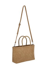 Bolso de mano tejido en paja de color marrón claro con un patrón de zigzag texturizado, doble asa superior y una correa ajustable para el hombro.