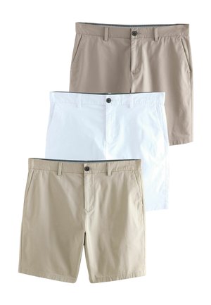 Tre paia di pantaloni corti esposti: beige, bianco e beige chiaro. Tutti hanno una vestibilità rilassata, chiusure con bottone e tasche laterali. Tessuto di cotone liscio.