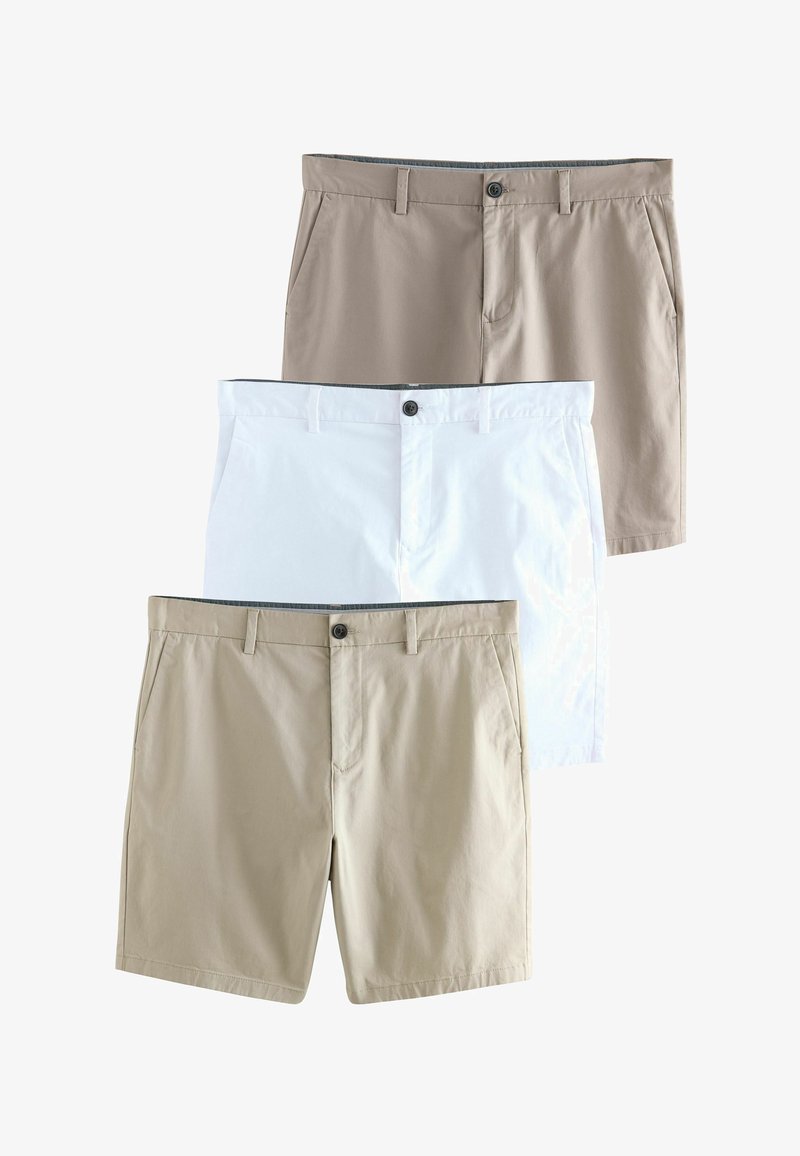 Trois paires de shorts chino pour hommes empilés, de couleurs marron, blanc et beige, chacun avec des passants de ceinture, des poches avant et des fermetures à bouton.