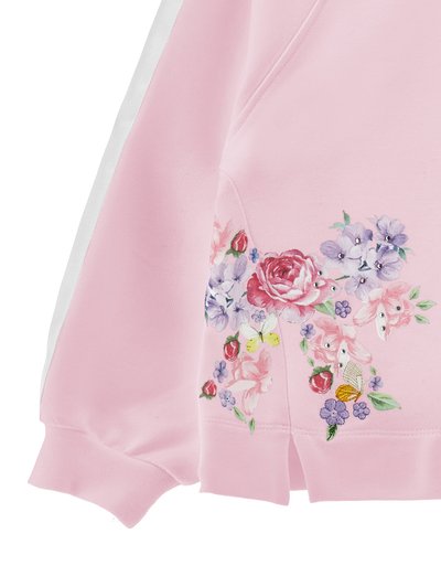 Roka svetlo roza jopice z vbodom cvetličnih in metuljev v vijolični, rdeči, rumeni in beli barvi, z majhnimi srebrnimi perlicami kot poudarki.