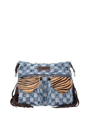 Geantă din material cu model în carouri albastru și alb, cu margini tocite, două buzunare frontale cu clapete cu dungi de tigru și franjuri din piele maro închis.