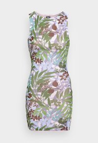 Vestido justo sem mangas com um padrão multicolorido de folhas e flores, feito de um tecido suave. Decote redondo e franzido nas laterais.