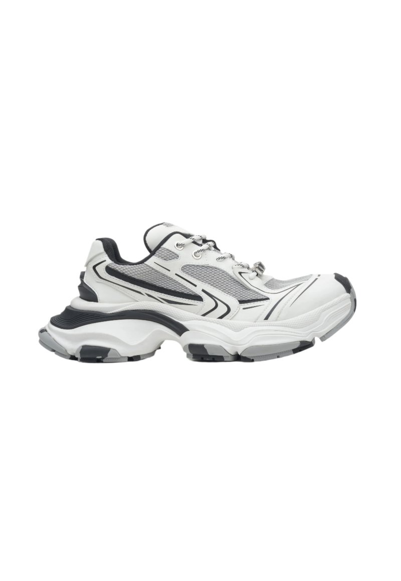 Witte sportschoen met een gestructureerde mesh bovenkant, zwarte accenten, dikke zool en reflecterende details. Veters met zilver kleurige bevestigingen.