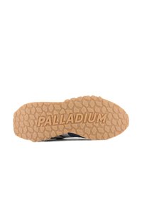 Gummiyttersula med ett texturerat, bikakesmönster, med varumärket "PALLADIUM" präglat i fet stil.