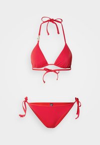 Set bikini rosso composto da un reggiseno a triangolo con laccetti regolabili e un slip abbinato con laccetti laterali, entrambi realizzati in tessuto liscio ed elastico.