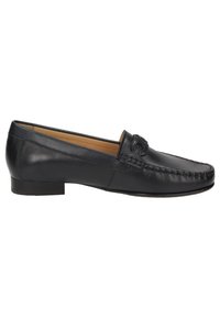 Schwarze Lederloafer mit niedrigen Absätzen, ausgestattet mit einem gesteppten Muster und einem dekorativen Lederknoten an der Vorderseite. Glatte Oberflächenstruktur.