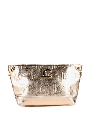 Bolso de mano metalizado en dorado con el logo "LC" en relieve, forma estructurada, doble asa y acentos de Hardware dorados. Textura suave en toda su superficie.