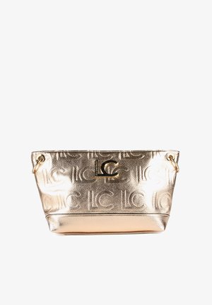 Bolso de mano metalizado en dorado con el logo "LC" en relieve, forma estructurada, doble asa y acentos de Hardware dorados. Textura suave en toda su superficie.