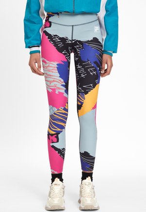Leggings coloridos con un patrón que mezcla rosa, azul y negro, con diseños geométricos y acentos de texto; fabricados con una tela elástica.