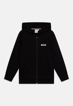 Hoodie noir à zip avec poches avant, capuche, et logo "BOSS" imprimé en blanc sur la poitrine gauche.