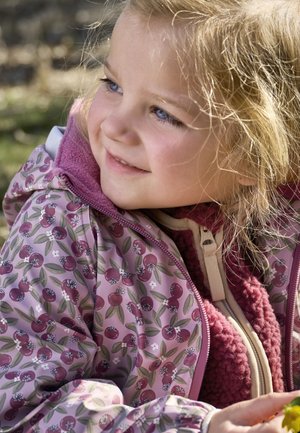 Giacca viola chiaro con motivo floreale di bacche e foglie; foderata in pile, con cerniera integrale, collo alto e design a strati con una fodera interna cremosa.