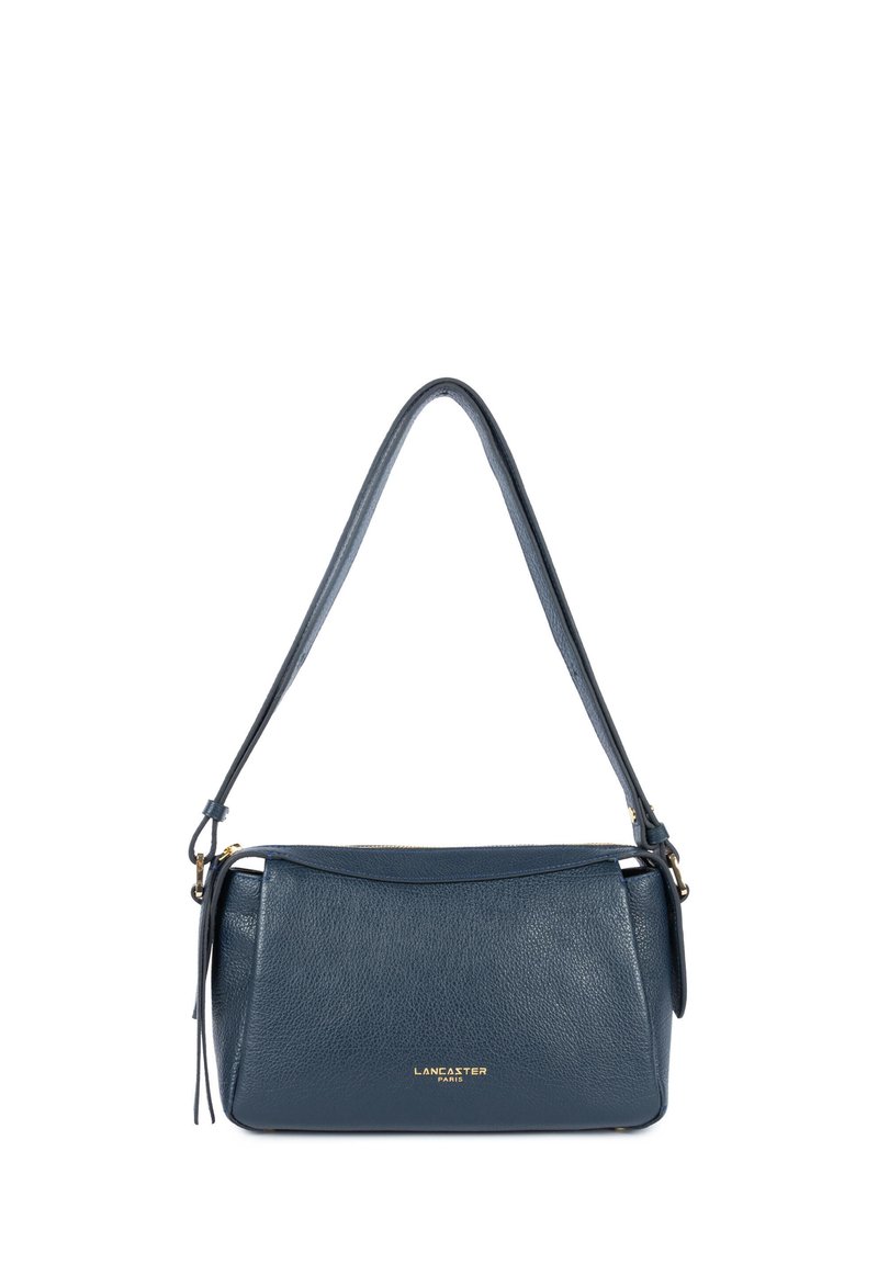 Borsa a tracolla in pelle blu navy con una texture liscia, forma rettangolare e dettagli in metallo dorato. Presenta una tracolla singola e il logo in evidenza.