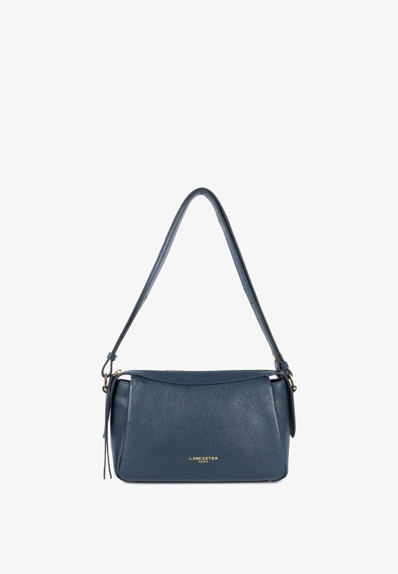 Borsa a tracolla in pelle blu navy con una texture liscia, forma rettangolare e dettagli in metallo dorato. Presenta una tracolla singola e il logo in evidenza.