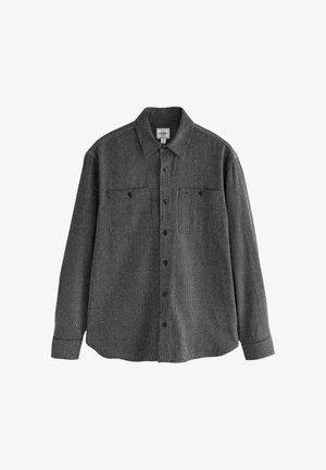 Zwart-wit gestreept shirt met lange mouwen, een knoopsluiting aan de voorkant, twee borstzakken en een klassieke kraag; de stof heeft een gestructureerd patroon.