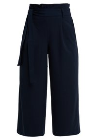 Pantalones de pierna ancha en color azul marino con cintura alta, que incluyen un cinturón de lazo, textura suave y sin patrones visibles ni acentos de hardware.
