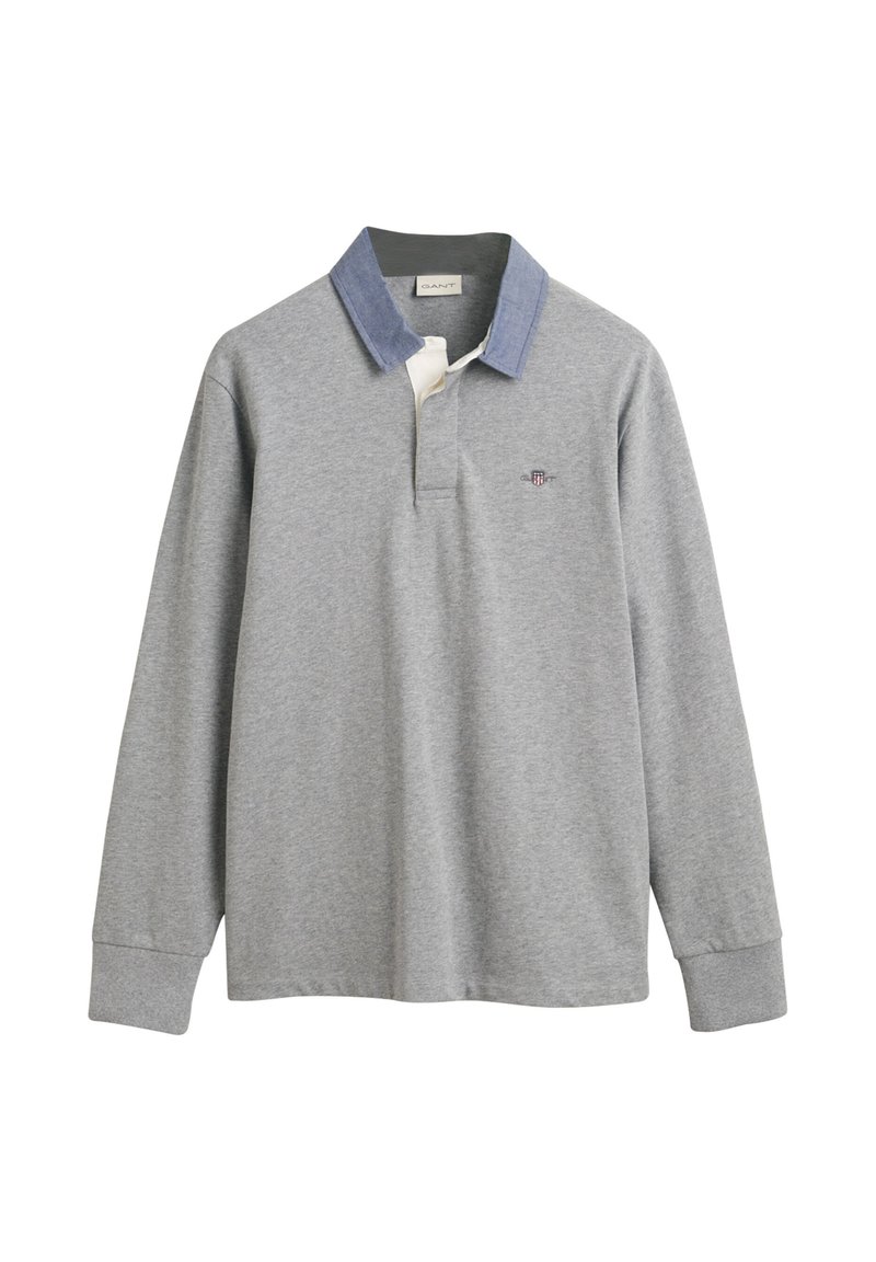 Camisa polo de manga larga gris con cuello azul y tapeta blanca. Presenta un logo bordado en el lado izquierdo del pecho. Está hecha de una tela suave.