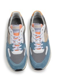 Sport-Sneaker mit einem grauen Mesh-Obermaterial, blauen Wildlederelementen, weißen Akzenten und einem orangefarbenen Gittermusterstoff an der Zunge.