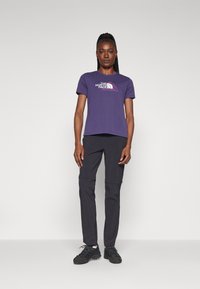 The North Face MOUNTAIN FOUNDATION SS TEE - Spordi T-särk - eternal purple