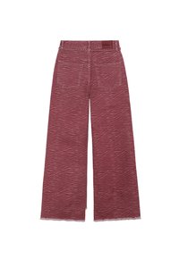 Pantalons larges d'une couleur bourgogne profonde avec un motif de rayures zébrées subtil, présentant des ourlets effilochés et deux poches au dos.