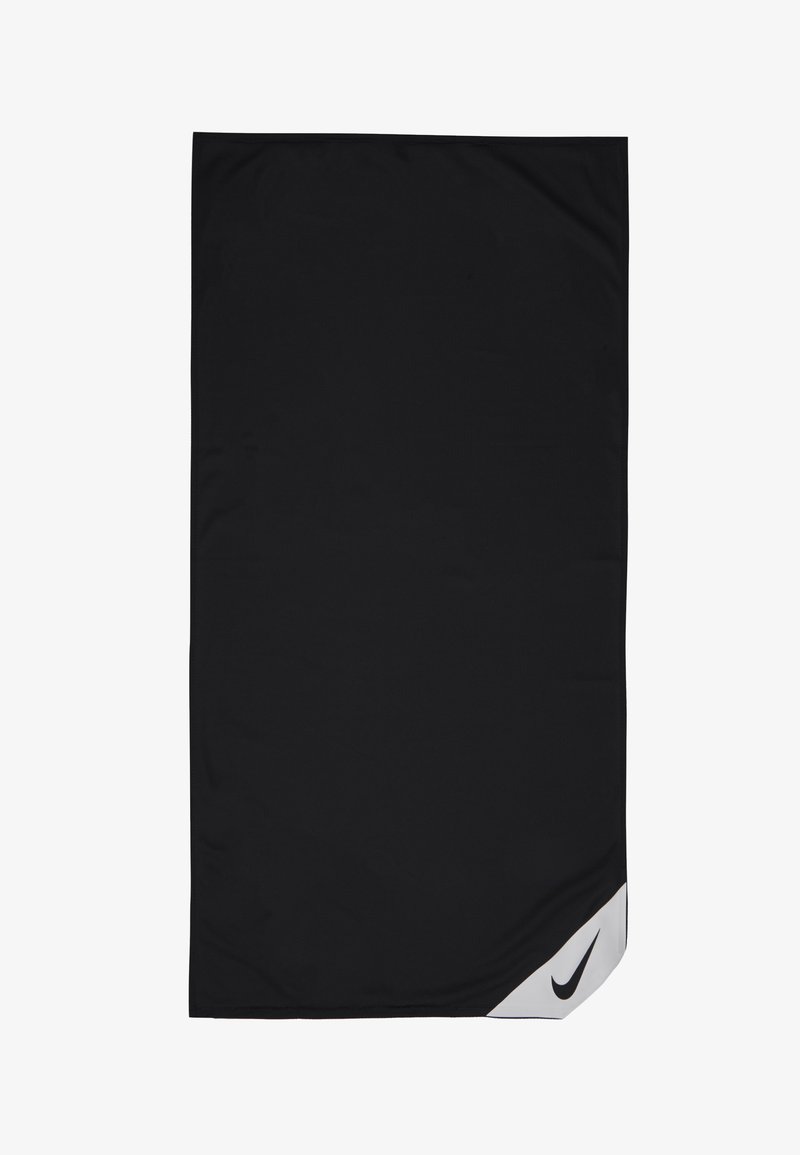 Toalha atlética preta com uma textura suave, apresentando um logo branco da Nike e um detalhe no canto inferior. Forma retangular.