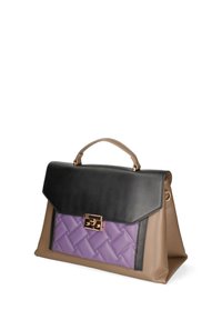 Borsa con un design strutturato, caratterizzata da una patta superiore in pelle nera, una parte frontale trapuntata di colore viola e una base beige. Elementi in metallo color oro.