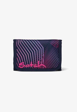 Marineblaue Geldbörse mit einem geometrischen Muster aus pinken und lila diagonalen Linien. Verfügt über einen sicheren Klappverschluss und das "Satchel"-Logo in Pink.