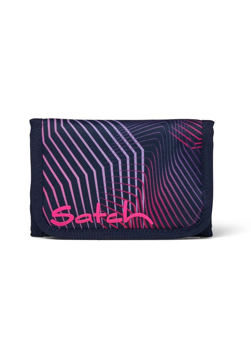 Marineblaue Geldbörse mit einem geometrischen Muster aus pinken und lila diagonalen Linien. Verfügt über einen sicheren Klappverschluss und das "Satchel"-Logo in Pink.