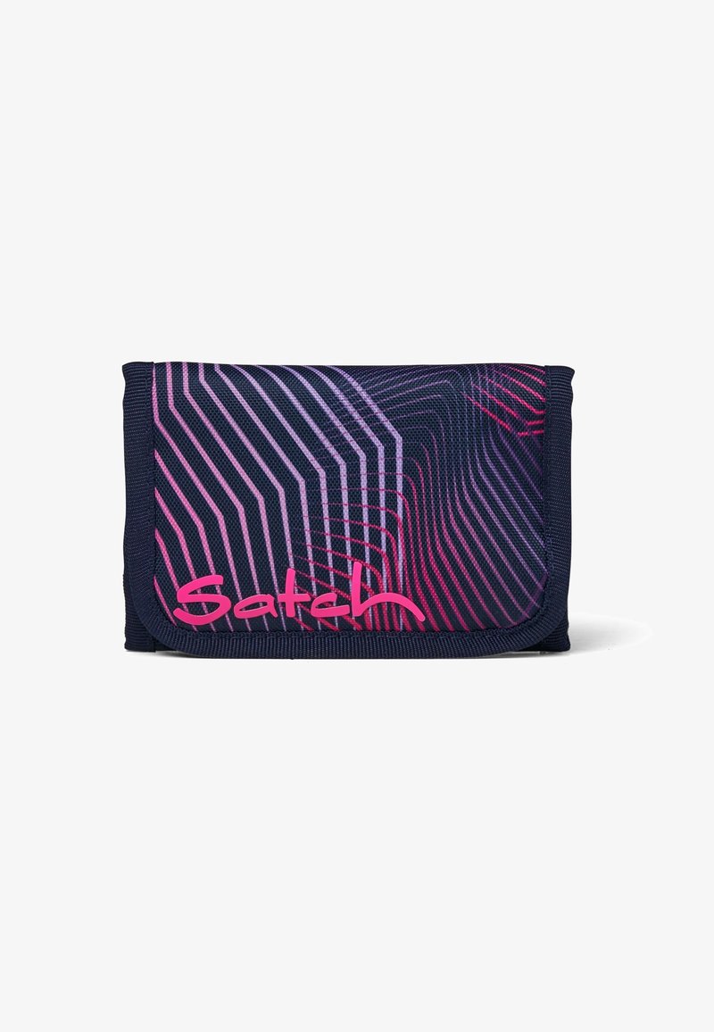 Marineblaue Geldbörse mit einem geometrischen Muster aus pinken und lila diagonalen Linien. Verfügt über einen sicheren Klappverschluss und das "Satchel"-Logo in Pink.