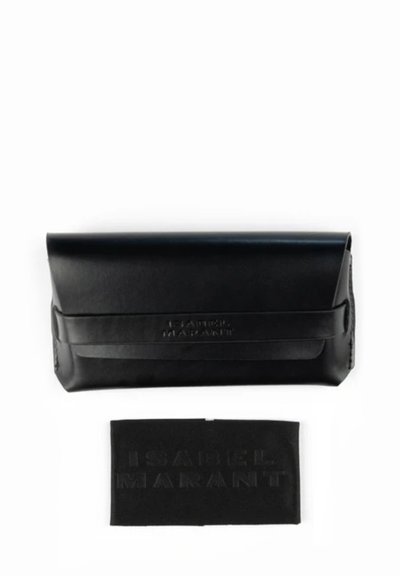 Pochette in pelle nera con patta piegata e porta carte abbinato nero, entrambi con il nome del marchio "Isabel Marant" impresso.