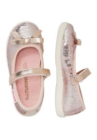 Růžové metalické baleríny Mary Jane s texturou podobnou flitrům, s kulatou špičkou, nártními pásky a malou mašličkou. Bílá gumová podrážka.