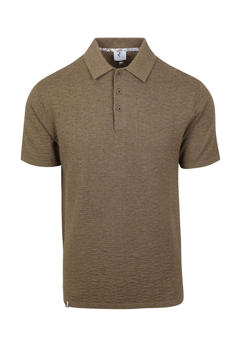 Bruine polo met korte mouwen van een gestructureerde stof, voorzien van een drieknoopsluiting en een platte kraag. Inclusief een subtiel logo aan de onderrand.