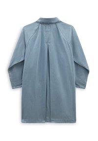 Cappotto in denim blu chiaro con colletto, maniche lunghe e piega sul retro. Texture morbida e forma dritta, che termina a metà coscia.