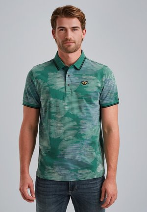 Polo vert avec un motif de rayures horizontales, des motifs subtils ressemblant à des nuages, un col à trois boutons et un petit logo brodé sur la poitrine.